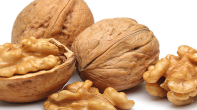 La dieta portfolio si basa sul consumo di noci, frutta e verdura: abbassa il colesterolo e protegge dal rischio cardiovascolare