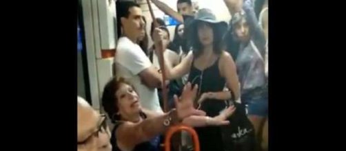 Una mujer espa&ntilde;ola rechaza a una ni&ntilde;a inmigrante por su color