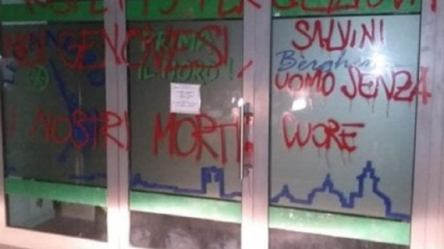 Le scritte comparse sulla sede Lega a Bergamo
