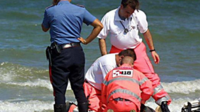 Lecce, marina di Salve: turista campano si sente male e muore in spiaggia: vani i soccorsi (in foto un decesso in spiaggia)