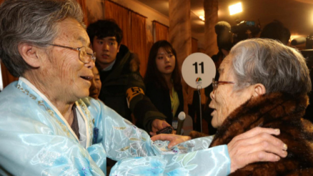 Plusieurs dizaines de familles de Cor&eacute;e du Sud et de Cor&eacute;e du Nord ont eu le droit de se retrouver apr&egrave;s plusieurs d&eacute;cennies de s&eacute;paration.