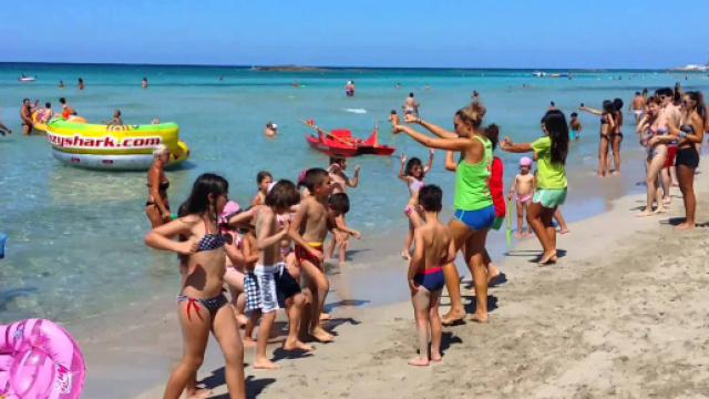 Presunto pedofilo scatta foto a bambine in spiaggia a Rimini