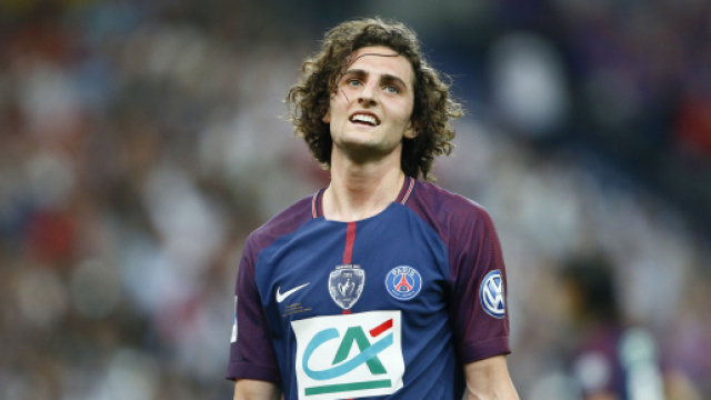 Adrien Rabiot se rapproche d'un d&eacute;part du PSG, le FC Barcelone guette toujours.