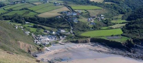 A holidaymaker had to travel back to Crackington Haven to return pebbles he took or face a fine. [Image Paul Dixon/Wikimedia]