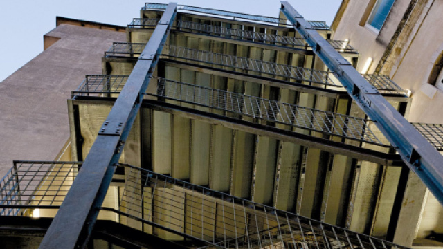 Campi Salentina: 47enne cade dalla scala antincendio dell'ospedale e muore (in foto una scala antincendio)