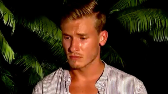 La Bataille des Couples : les candidats rendent hommage &agrave; Tom Diversy, mort dans un accident de moto.