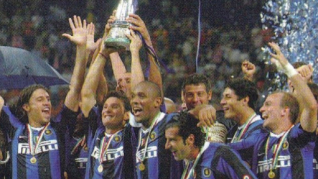 L'Inter leva al cielo la Supercoppa vinta dopo la straordinaria rimonta contro la Roma, il 26 agosto 2006