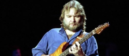 Ed King, former guitarist with Lynyrd Skynyrd has died at the age of 68. [Image @fermontyvila/Twitter]