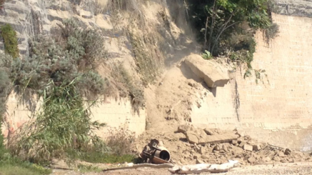 Paura a Procida, montagna frana su una spiaggia in localit&agrave; 'Chiaia'