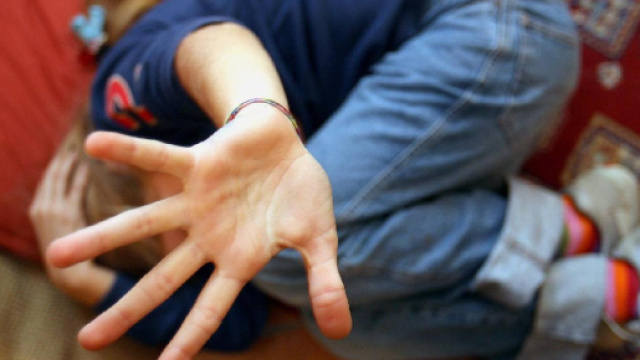 Violentava ragazzine di 14 anni arrestato.