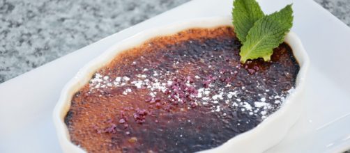 Cr&egrave;me br&ucirc;l&eacute;e or burnt creme can be made with a Caribbean flair. [image source: Pixabay]