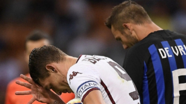 Belotti e De Vrij: il 'gallo' ha appena messo a segno il gol che riapre Inter-Torino