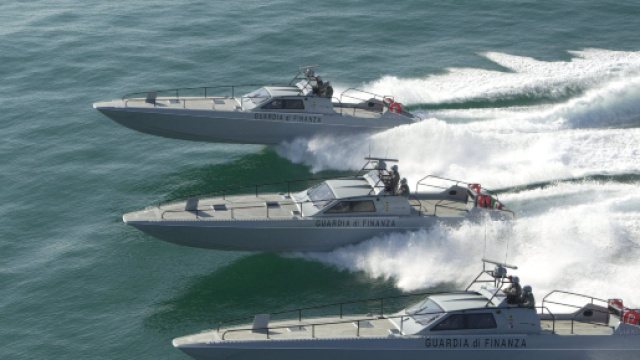 Brindisi, maxi-sequestro di marijuana dopo inseguimento in mare (in foto le vedette della Guardia di Finanza)