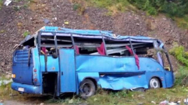 Bus di turisti cade in un dirupo: 15 morti - Quotidiano.net