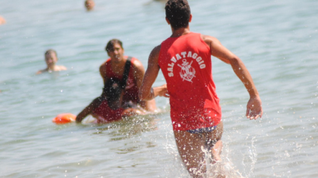 Livorno, 66enne annega in mare: vani i tentativi di soccorso