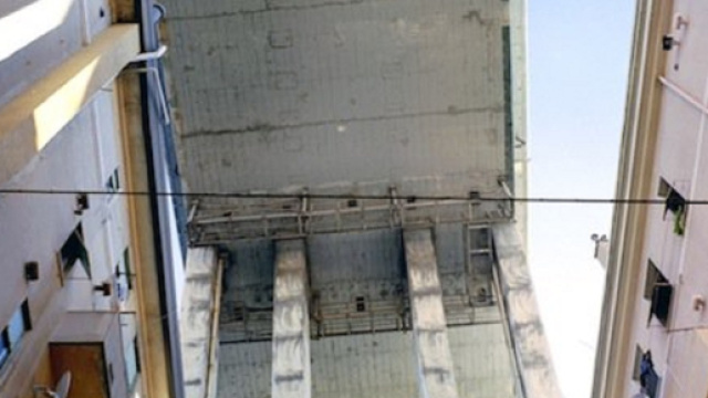 Il ponte Morandi sopra le case di Genova prima del crollo