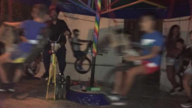 Immagine della giostra che si &egrave; ribaltata a Pula