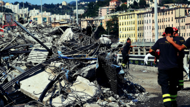 Vigili del fuoco al lavoro tra le macerie del ponte Morandi