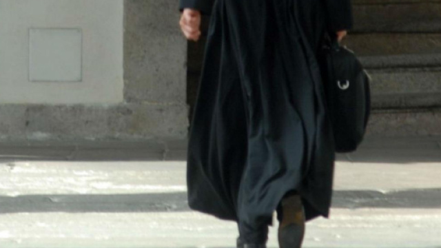 Avellino, avances piccanti a uomini coniugati: prete sospeso a divinis.