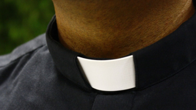 Avellino, sacerdote allontanato dalla sua parrocchia dopo sms hot | leccenews24.it