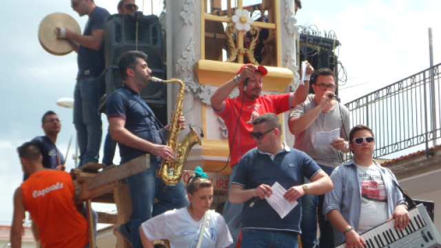 Caos a Brusciano (NA), interrotta la festa dei gigli: liti e polemiche tra le paranze
