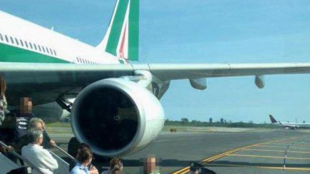 Malore a bordo aereo Alitalia, muore bambino
