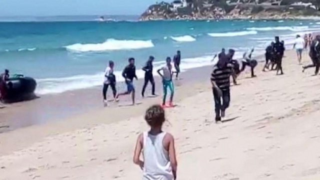 Migranti sbarcano su una spiaggia spagnola