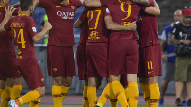 Napoli, tifoso esulta al goal della Roma e viene ferito al volto