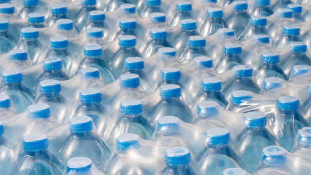 Acqua in bottiglie di plastica esposte al sole: &egrave; reato venderle, ecco perch&egrave;