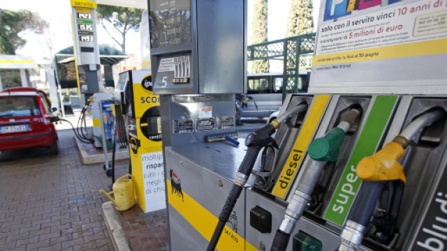 Benzina e diesel, prezzi in rialzo: ma si pu&ograve; risparmiare con degli accorgimenti, ecco come
