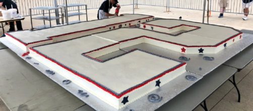 A giant cake was brought in by the team for around 5,000 Patriots fans. [Image Source: New England Patriots - Twitter]