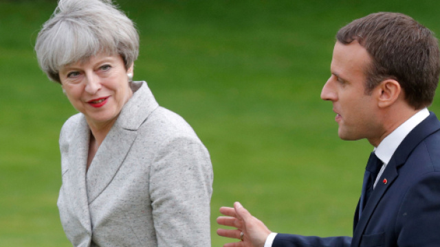 Brexit : Emmanuel Macron re&ccedil;oit Theresa May &agrave; Br&eacute;gan&ccedil;on pour avancer - lejdd.fr
