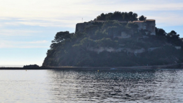 Brigitte et Emmanuel Macron prennent leurs vacances d'&eacute;t&eacute; au Fort de Br&eacute;gan&ccedil;on