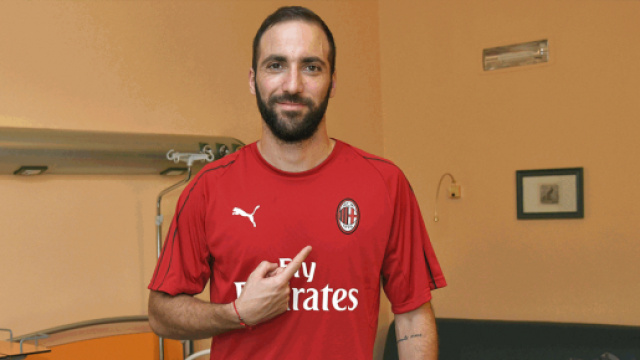 Milan, presentato Higuain: 'Sono orgoglioso e voglio riportare il club ai massimi livelli'
