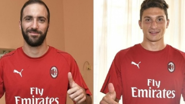 Higuain e Caldara con la miglia del Milan (via MilanNews24.it)