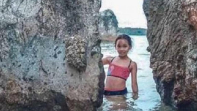 L'immagine di Gaia Trimarchi morta dopo essere stata punta da una medusa, trasmessa dalla tv filippina ABS-CBN News.