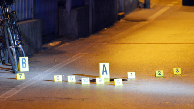 Paura in strada, spari contro un ambulante: ferito un'immigrato