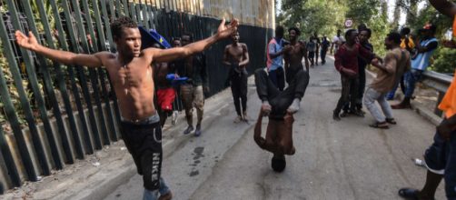 2 de 10 inmigrantes marroqu&iacute;es fueron detenidos por el salto a la valla de Ceuta