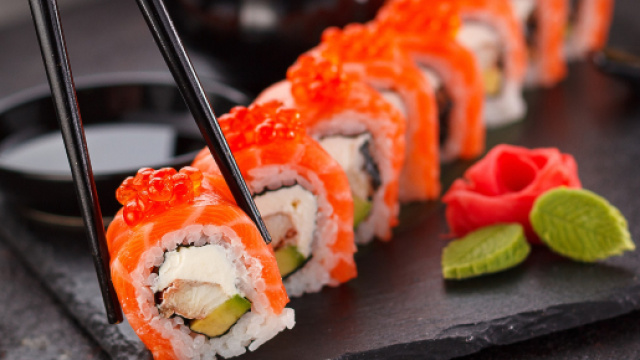 Mano amputata dopo aver consumato sushi: colpa di un'infezione l'accaduto choc