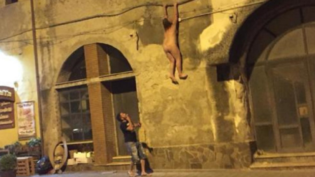 Salerno, si cala nuda dal balcone per scappare