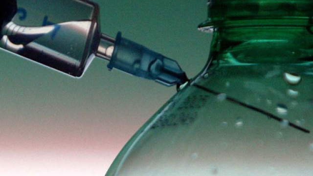 Siringa inserita in una bottiglietta d'acqua