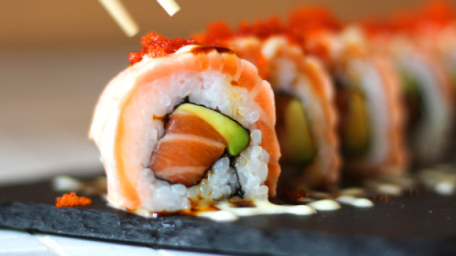 Mano amputata dopo aver mangiato sushi