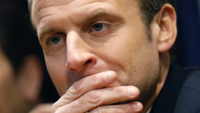 La popularit&eacute; d'Emmanuel Macron atteint son plus bas niveau, selon les derniers sondages.