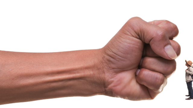 Lecce, follia nel centro cittadino: investe un pedone con l'auto e gli sferra un pugno