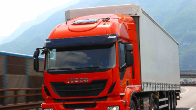 Lecce, tir carico di frutta si ribalta sulla tangenziale: illeso conducente