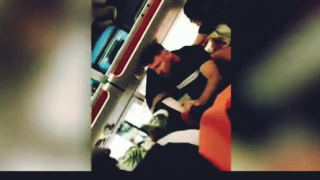 Rissa a bordo di un aereo asyJet diretto a Ibiza dopo che una ragazza succinta ha improvvisato una lap dance.