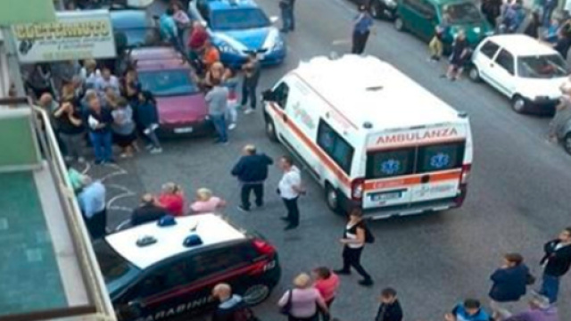Salerno, trova la figlia morta a letto: mamma si suicida buttandosi dal balcone