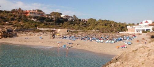 View of the beach of Cala Domingos. [Image credit &ndash; Herodotptlomeu, Wikimedia Commons]