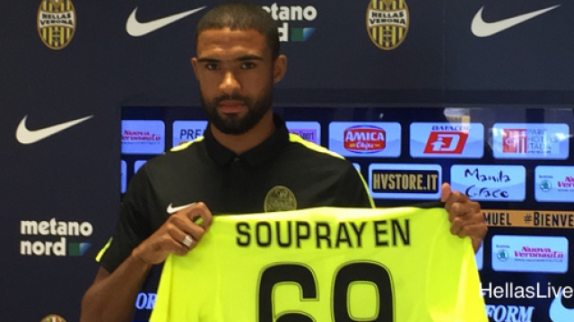 Il calciatore Samuel Souprayen in uscita dall'Hellas Verona
