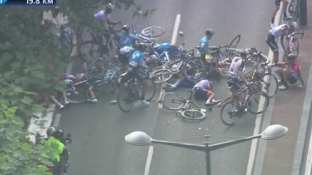 La caduta con Landa e Bernal coinvolti